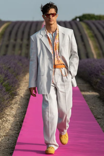 Look 16